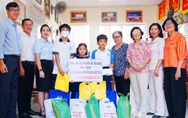 Trao học bổng đột xuất cho học sinh có hoàn cảnh đặc biệt khó khăn tại Đồng Tháp