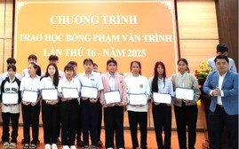 Quỹ khuyến học Phạm Văn Trình trao hơn 400 triệu học bổng cho học sinh nghèo vượt khó