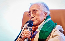 Nguyên Phó Chủ tịch nước Nguyễn Thị Bình xúc động nhận Giải thưởng Hòa bình Romesh Chandra