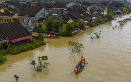 Khen thưởng 2 công dân Đà Nẵng dũng cảm cứu người trong lũ dữ