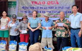 Ấm nghĩa tình trên phố cổ Hội An sau cơn lũ