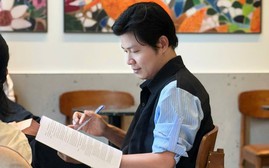 Tác giả bài hát "Viết tiếp câu chuyện hòa bình" đỗ đại học ở tuổi 42 - truyền cảm hứng học tập suốt đời