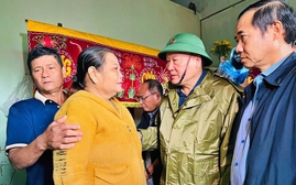 Phó Thủ tướng Thường trực Nguyễn Hoà Bình có mặt tại rốn lũ, cả nước chạy đua cứu viện vùng ngập lụt