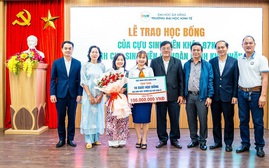 Học bổng từ cựu sinh viên - gắn kết bền chặt các thế hệ sinh viên Trường Đại học Kinh tế (Đại học Đà Nẵng)