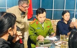 Công an xã tuyên truyền về chuyển đổi số cho người dân tại Quảng Trị