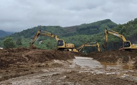 Cắt gọt ngọn đồi mở đường tạm, giúp người dân khắc phục sạt lở nghiêm trọng sau bão 