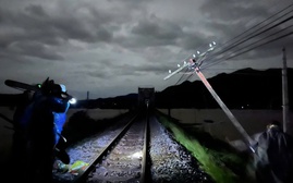 Ngành Đường sắt khẩn trương khắc phục sạt lở, nỗ lực sớm thông tuyến sau bão số 13