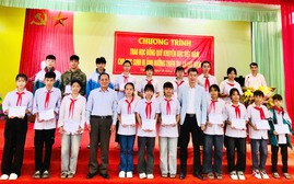 Hội Khuyến học Lào Cai trao học bổng cho học sinh bị ảnh hưởng bởi bão lũ