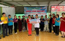 Hội Khuyến học Đồng Tháp trao học bổng Gương sáng hiếu học tặng sinh viên Trần Thanh Phương Vy