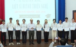 Hội Khuyến học An Giang trao học bổng liệt sĩ Huỳnh Thiện tiếp sức học sinh, sinh viên nghèo học giỏi