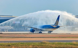 Nghi thức chào đón chuyến bay bằng vòi rồng có ý nghĩa gì?