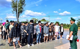 Campuchia trao trả nhiều công dân Việt từ cơ sở lừa đảo trực tuyến cho Việt Nam