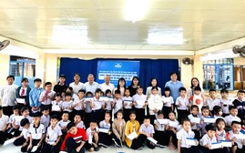 Hội Khuyến học Thành phố Hồ Chí Minh cùng nhà đồng hành trao 400 suất quà hỗ trợ học sinh xã Diên Khánh