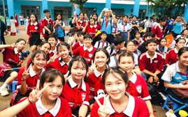 Trường học ở Thành phố Hồ Chí Minh hạn chế học sinh sử dụng điện thoại vào giờ ra chơi