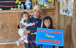 Hội Khuyến học Đà Nẵng hỗ trợ 10 triệu đồng cho 2 cháu mồ côi cha mẹ di sạt lở núi ở xã Hùng Sơn