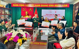 Trao tặng sổ tiết kiệm cho 16 gia đình liệt sĩ