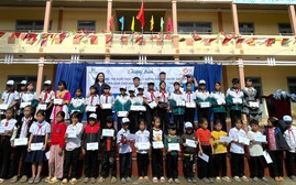 Hơn 400 triệu học bổng, phần quà tiếp sức học sinh Lâm Đồng đến trường
