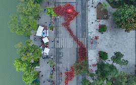 Hàng nghìn phụ nữ mặc áo dài truyền thống diễu hành, xếp hình bản đồ Việt Nam bên Hồ Hoàn Kiếm