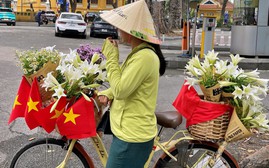 truc tiep bong da vebo rộn rã những ngày tháng 4 lịch sử, người dân nô nức chụp ảnh với lá cờ Tổ quốc