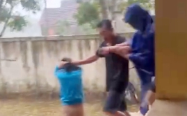 Cô xem bong da truc tiep tren k+ bị phụ huynh xông vào trường hành hung