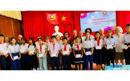 Trao học bổng cho học sinh nghèo hiếu học trên địa bàn tỉnh Bình Thuận