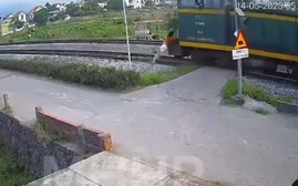 Băng qua đường ray khi tàu hỏa đang tới, người phụ nữ bị hất văng ra ngoài
