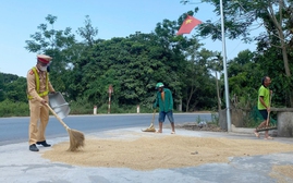 Hình ảnh đẹp Cảnh sát Giao thông Nghệ An giúp dân dọn lúa chạy mưa