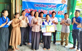Hội Khuyến học tỉnh Đồng Tháp trao học bổng Gương sáng hiếu học cho sinh viên Thanh Thảo