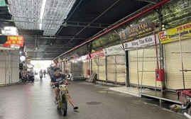 Quản lý thị trường ở đâu khi để cả chợ Ninh Hiệp bán hàng giả?