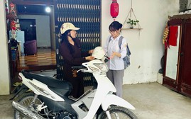 Thí sinh khiếm thị vượt khó đi thi