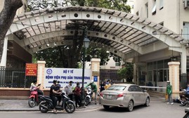 Nhóm "cò mồi" tại cổng bệnh viện phụ sản Trung ương "sa lưới"