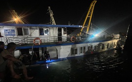 Vụ tàu du lịch gặp sự cố ở Quảng Ninh, quyết định lật tàu cứu người trong đêm