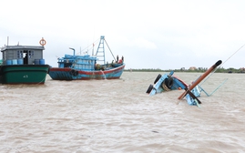 Quảng Ninh: Tàu cá bị đắm trong đêm, 4 thuyền viên thoát nạn