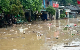 Mưa lớn gây ngập nhiều xã miền núi Nghệ An, sơ tán dân trong đêm