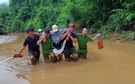 Mưa lũ Nghệ An: Công an và người dân lội bùn đưa sản phụ chuyển dạ vượt lũ đi sinh