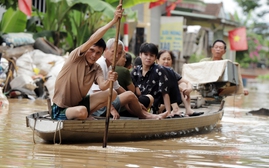 Người dân oằn mình chống ngập lụt bên bờ sông Lam