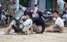 Người dân Nghệ An thất thần trước đống bùn lầy sau lũ dữ