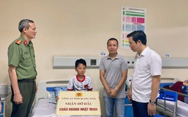 Vụ lật tàu du lịch trên Vịnh Hạ Long: Công an Quảng Ninh nhận đỡ đầu bé 10 tuổi