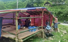 Nỗ lực dựng nhà tạm giúp người dân xã Nhôn Mai đang bị cô lập do lũ