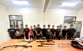 Bắt giữ 15 thanh thiếu niên hẹn nhau mang hung khí đến cổng trường học để giải quyết mâu thuẫn