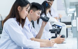 Điểm chuẩn năm 2025 khối ngành Y Dược giảm mạnh: "Điểm đến vàng" không còn hút sinh viên