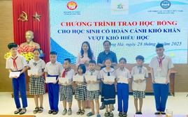 Quảng Trị trao 100 suất học bổng cho học sinh vượt khó, hiếu học