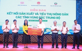 Diễn đàn kết nối, tiêu thụ nông sản Bắc Trung Bộ trao 25 tấn gạo đến người dân vùng lũ Nghệ An