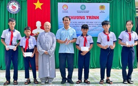 Hội Khuyến học tỉnh Lâm Đồng và các nhà tài trợ tặng quà cho học sinh và nhà trường vào năm học mới