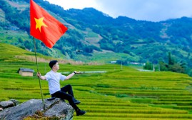 Lên núi cao Y Tý với cờ Tổ quốc tung bay ngày Quốc khánh 2/9