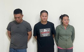 Bắt nhóm 3 đối tượng xả trộm chất thải xuống sông Tô Lịch