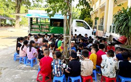 Xe thư viện lưu động mang sách đến cho học sinh vùng cao biên giới Trịnh Tường (Lào Cai)