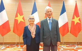 Trao Huân chương Bắc đẩu Bội tinh bậc Sĩ quan cho vợ chồng Giáo sư Jean Trần Thanh Vân và Lê Kim Ngọc