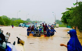 Cảnh sát biển huy động lực lượng ứng cứu người dân qua vùng lũ ngập