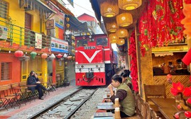 Vì sao không gian cà phê đường tàu Hà Nội vẫn hút du khách?
